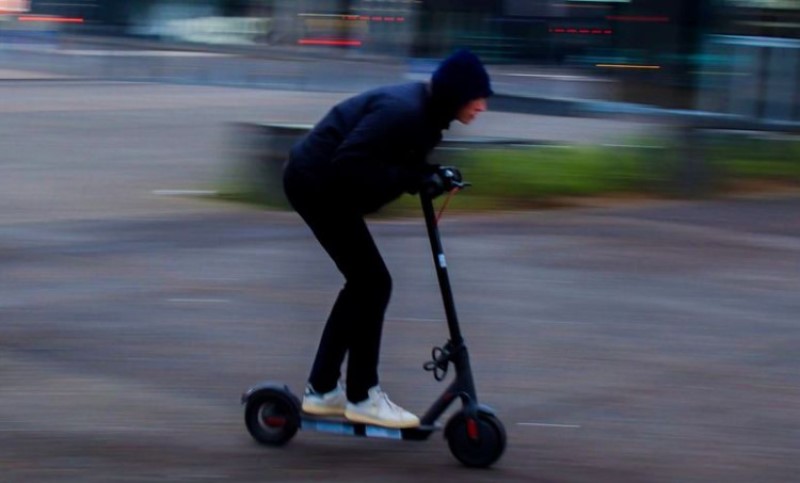 Tinejdžeru se bore za život: Izgubili kontrolu nad trotinetom, pa se zabili u stub