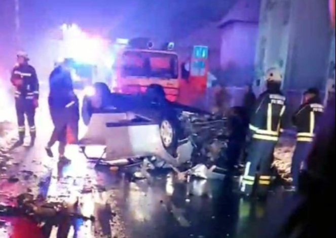 Teška nesreća u Tuzli: Pijani vozač se “audijem” zabio u stub i prevrnuo na krov