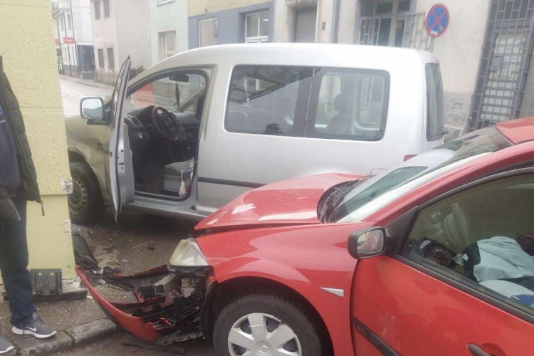 Detalji nesreće u Banjaluci: Dijete i dvoje odraslih povrijeđeni u sudaru dva automobila