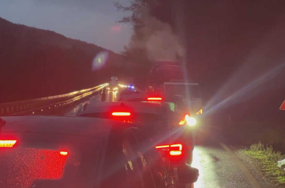 Otac i sin podletjeli pod kamion, od siline udara sa oba vozila otpali točkovi