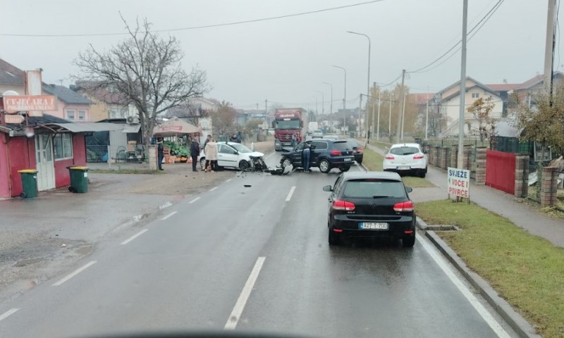 Slupani automobili nasred puta: Saobraćajka na “staroj cesti” prema Laktašima