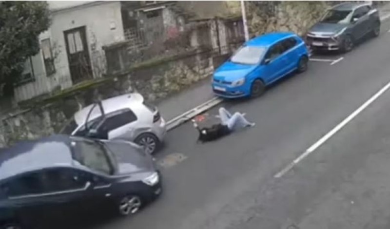 Nepažnja ili splet nesrećnih okolnosti: Žena “visi” iz automobila koji nekontrolisano juri VIDEO