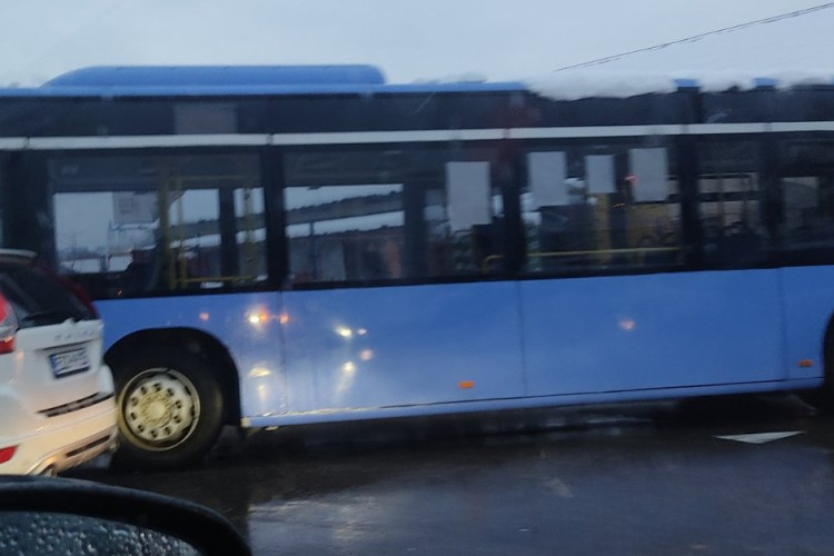 Sudar autobusa i automobila u Banjaluci: Gužve u saobraćaju FOTO