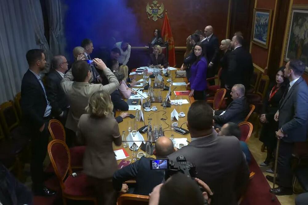 Haos u Skupštini: Aktivirana dimna bomba na sjednici VIDEO