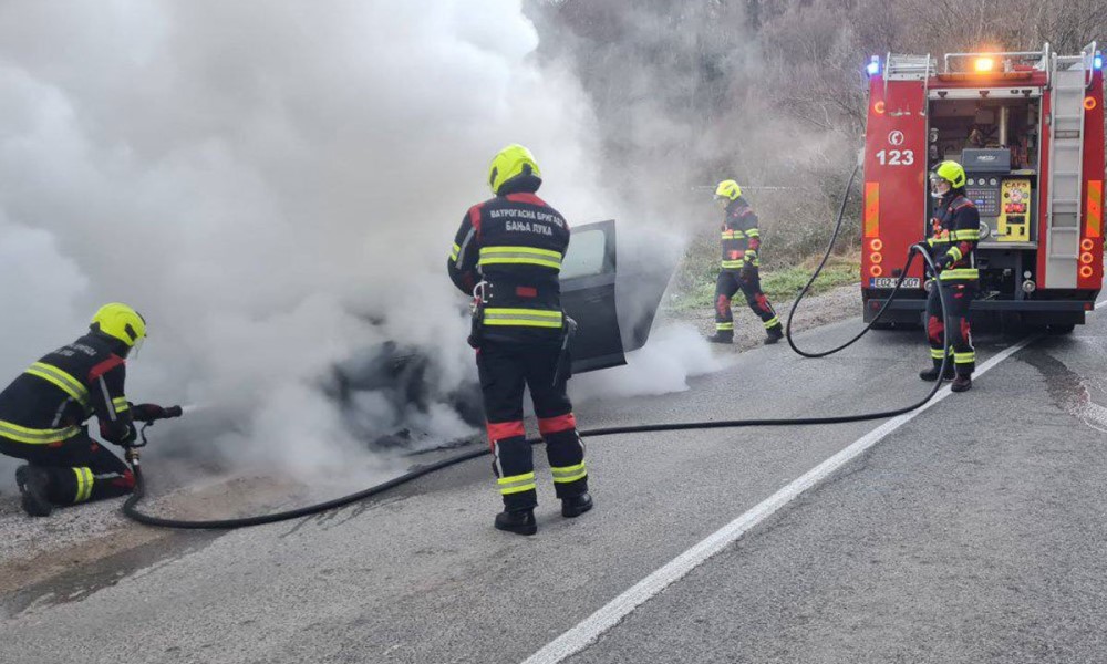 Pune ruke posla za banjalučke vatrogasce: Gorio automobil FOTO