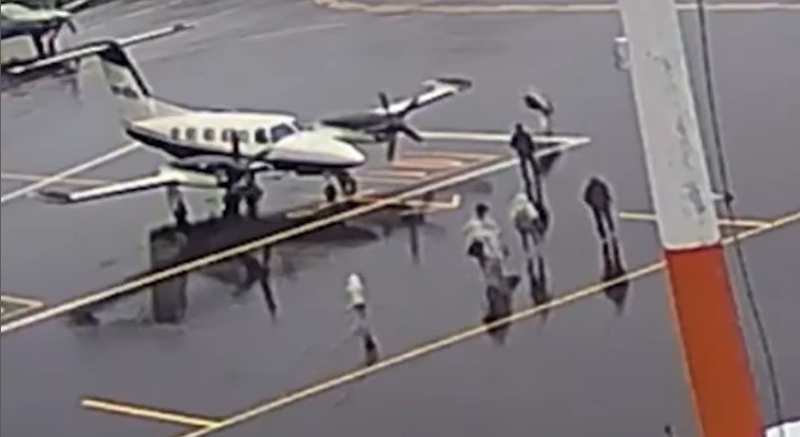 Jeziva tragedija: Putnici ulaze u avion, ne znaju da će uskoro biti mrtvi VIDEO