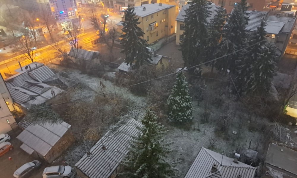 Bijele se krovovi: Snijeg pada u Banjaluci