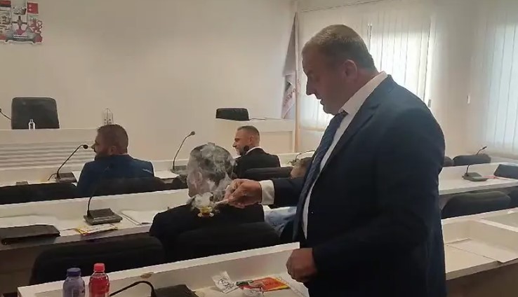 Opet zanimljivo u Bileći: Dunđer okadio skupštinu VIDEO