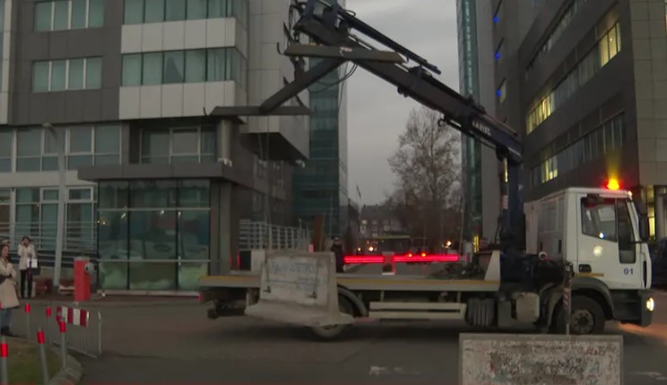 Mrak oko zgrade Vlade RS: Postavljeni betonski blokovi, rasvjeta ugašena FOTO