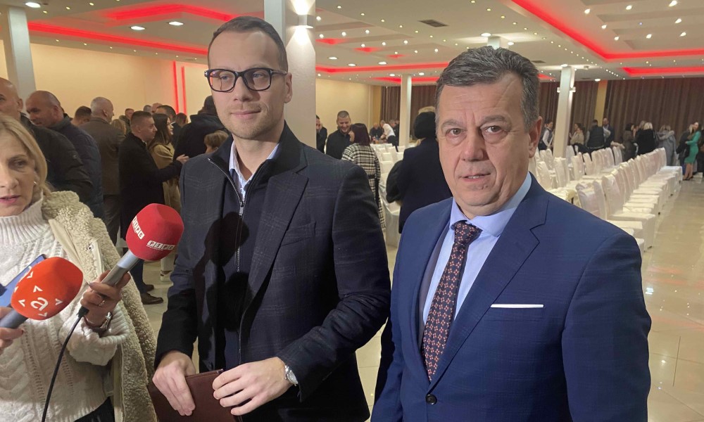 Sastanak u Bijeljini: Više od 200 članova DEMOS-a pristupilo SNSD-u