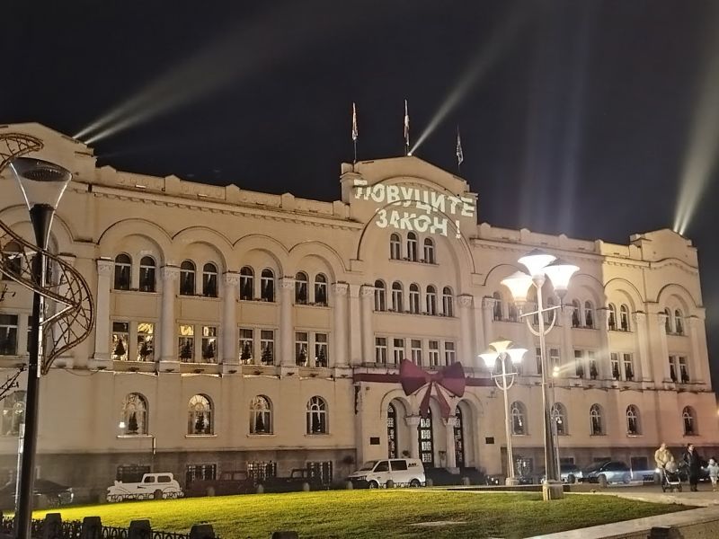 Poruka na zgradi Gradske uprave Banjaluka: Povucite zakon!