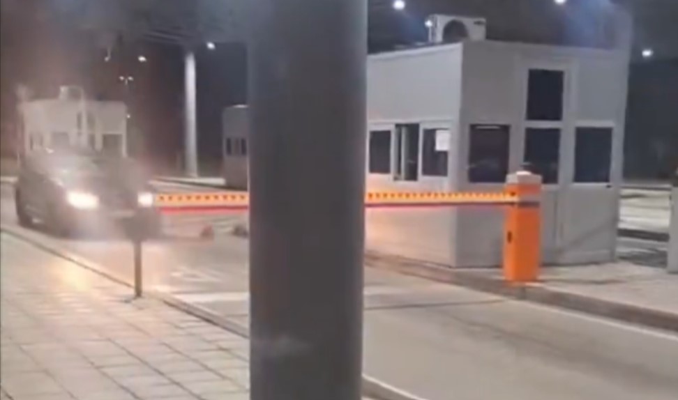 Drama na granici: Pogledajte kako je nastradali vozač golfa probio rampu VIDEO