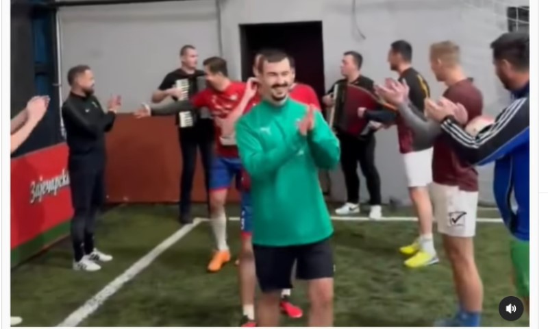 Novi hit iz Banjaluke! Na utakmicu amaterske lige izašli uz pratnju harmonike VIDEO