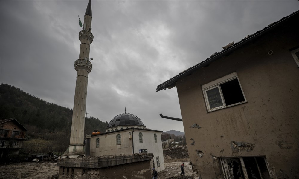 Teško pogođena poplavama: U Donjoj Jablanici se čisti lokalna džamija FOTO