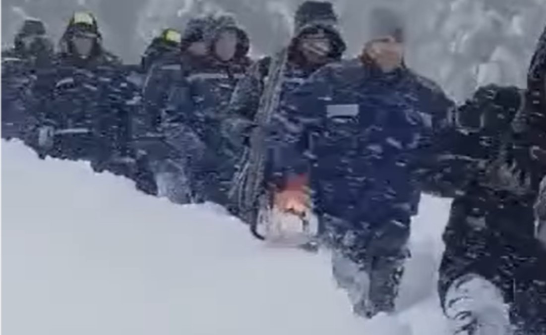 “To su heroji”: Еlektričari iz Kneževa borbom sa smetovima oduševili Srpsku VIDEO