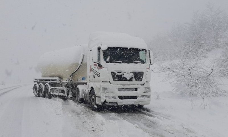 Snijeg zavejao put: Na prevoju Lanište zaustavljeno više kamiona FOTO