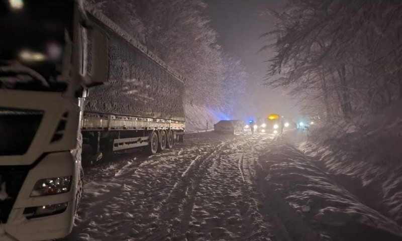 Kamiondžije zaglavljene na Oštrelju traže pomoć: Imamo još nešto hrane, ali vode nemamo