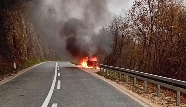 “Nestao” u plamenu: Automobil u potpunosti izgorio FOTO