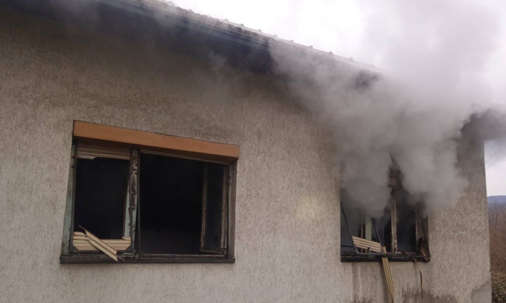 Vatrogasci imali posla: Gorjela kuća u Banjaluci FOTO