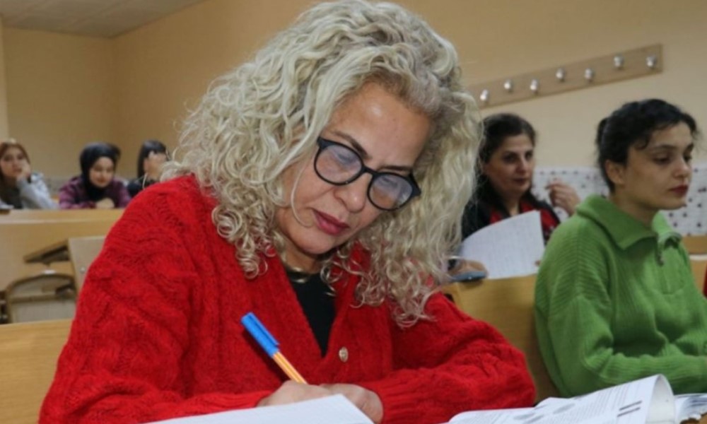 Sve stigne: Penzionerka upisala treći fakultet kako bi motivisala sina