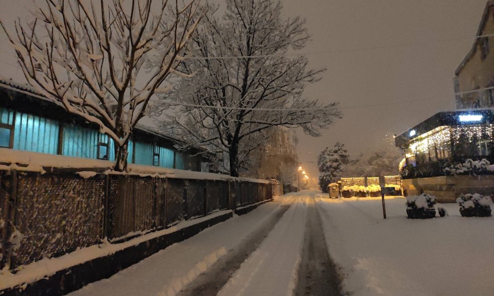 Veju, veju pahulje: Snijeg zabijelio Banjaluku FOTO