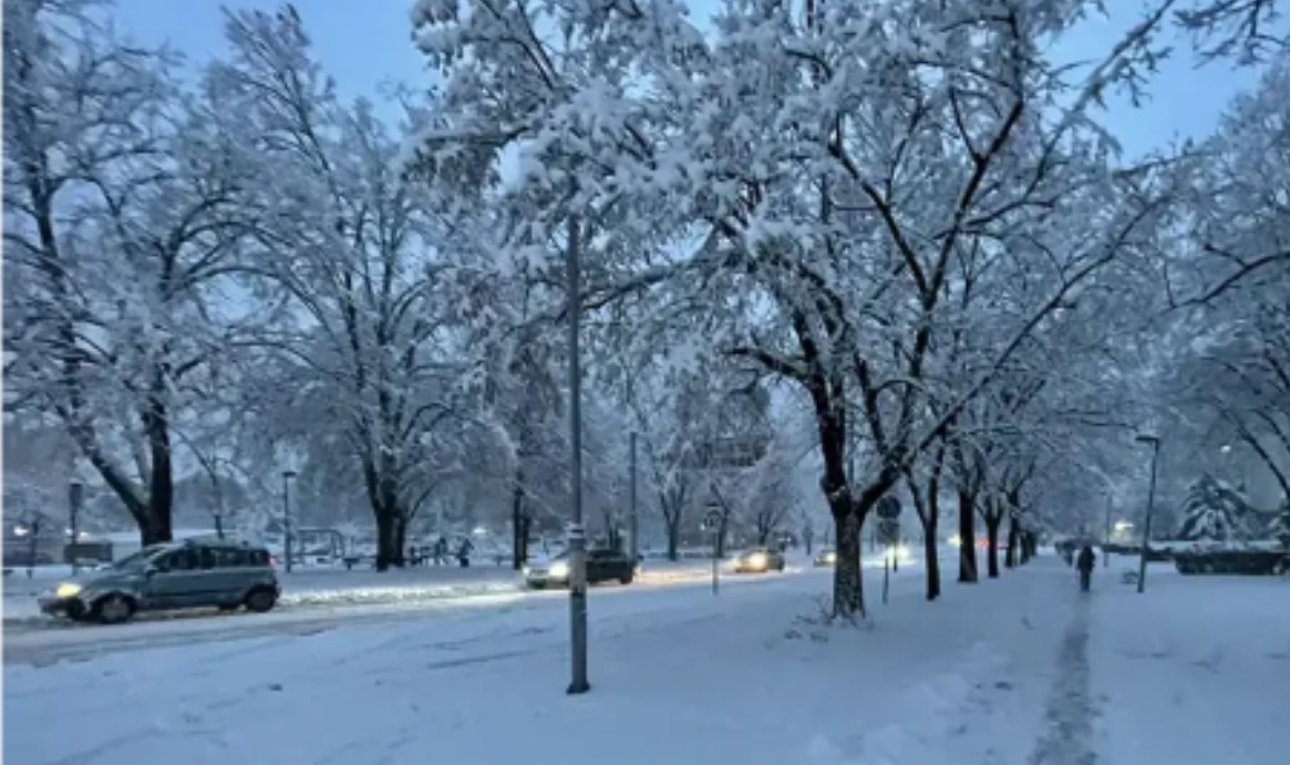 Kolaps u Banjaluci: Vozači bijesni zbog neočišćenih ulica, trotoari zatrpani VIDEO