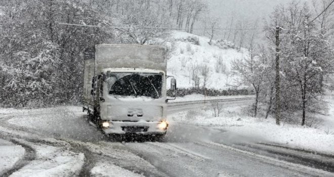 Snijeg napravio haos: Produžena zabrana za saobraćaj teretnih vozila