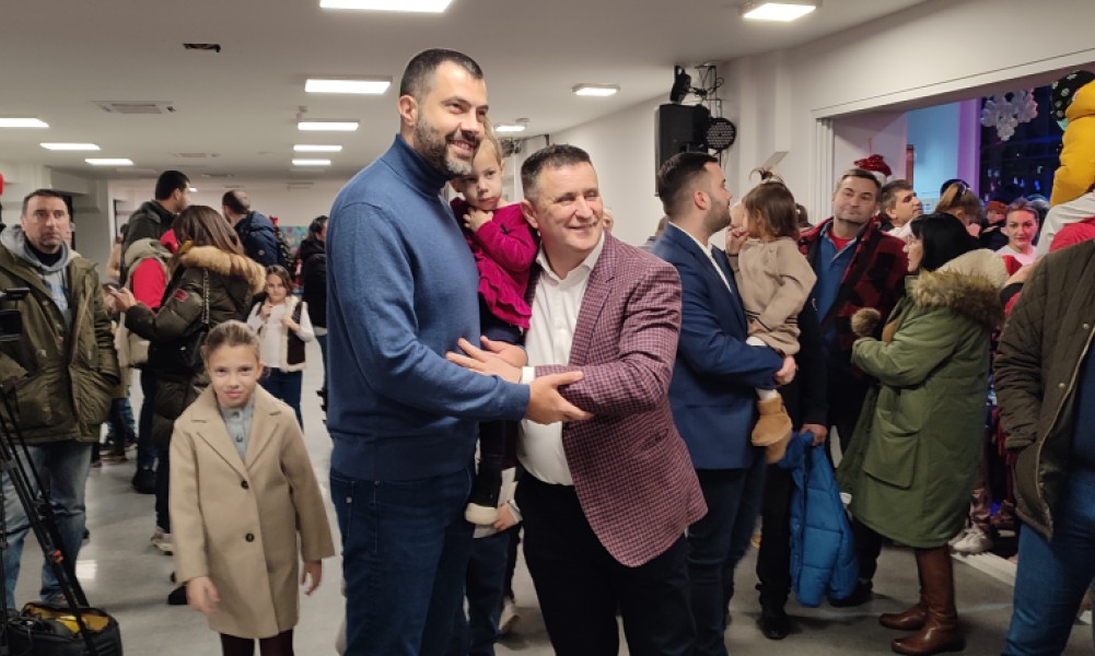 Radost za najmlađe: Gradski odbor SNSD-a Banjaluka podijelio više od 5.000 novogodišnjih paketića FOTO