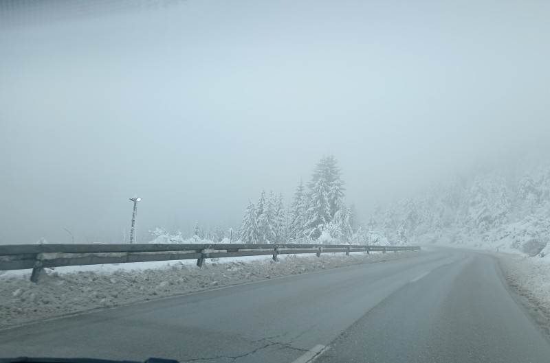Mehanizacija “Romanijaputeva” na terenu: Snijeg za sada ne ometa odvijanje saobraćaja