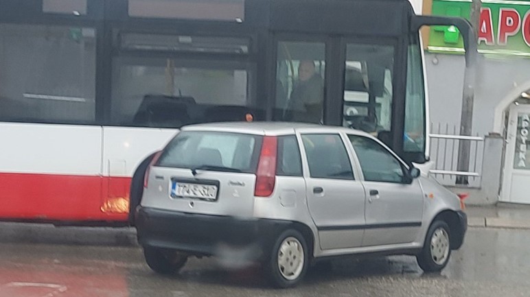Udes na skretanju za UKC: Sudarili se automobil i autobus