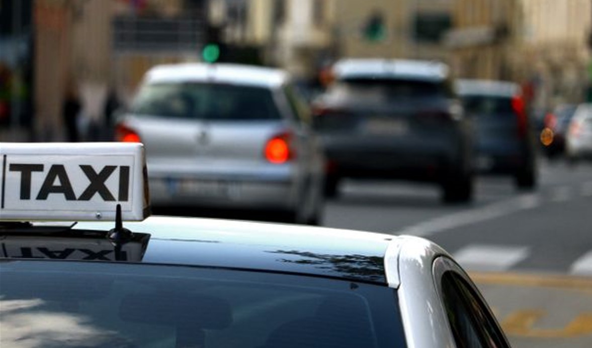 Incident tokom protesta: Taksista uletio među đake na blokadi