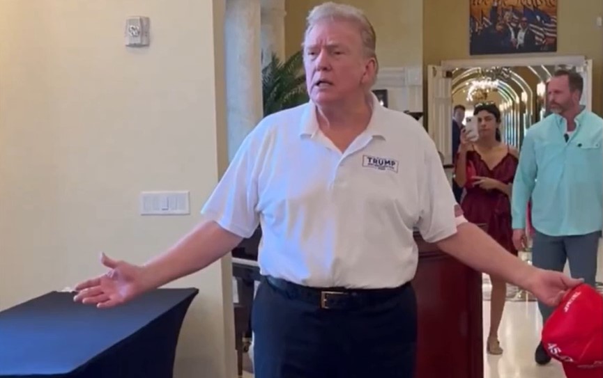 Majica u hlače i zalizana kosa: Tramp šokirao promjenom imidža VIDEO