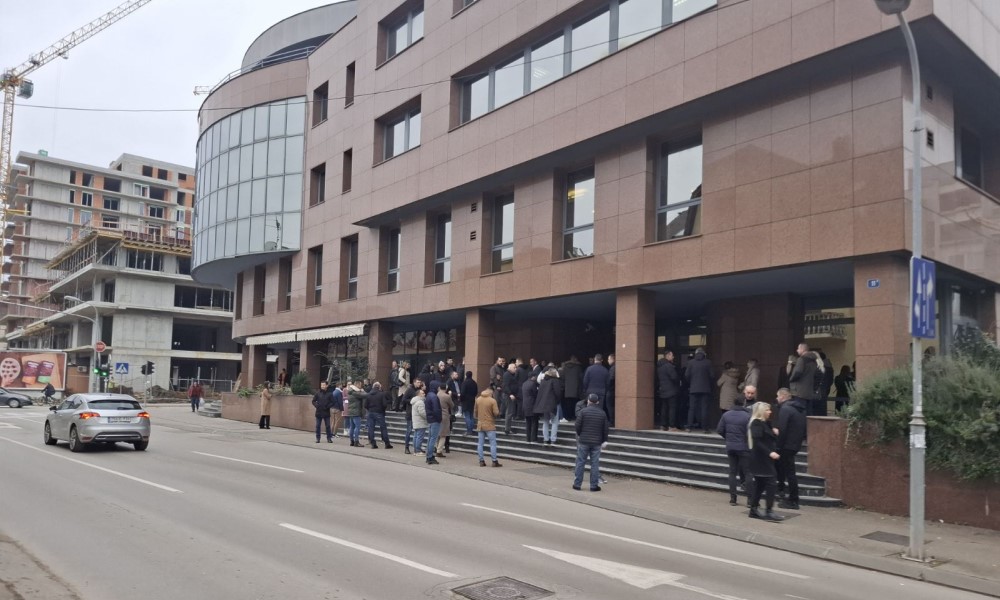Poznato zašto Banjalučani stoje u redovima: Ovo je razlog gužve u ulici Vase Pelagića FOTO