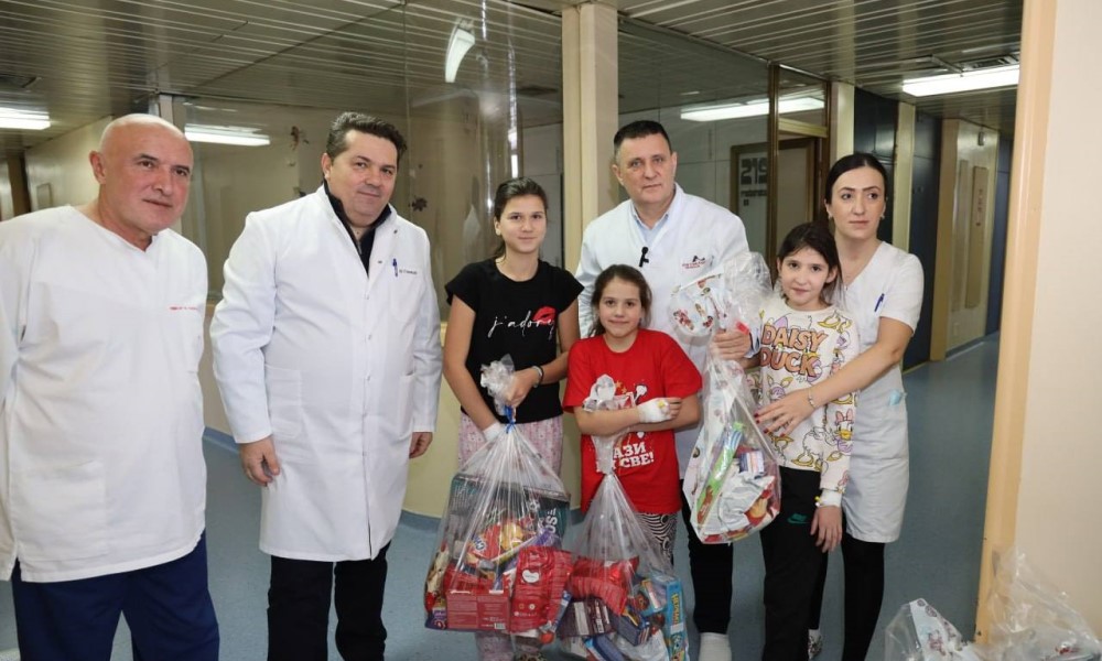 Pokloni za djecu koja se liječe u UKC-u: Stevandić i Đajić podijelili paketiće
