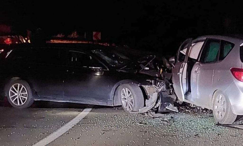 Dijelovi vozila rasuti po cesti: U teškom udesu povrijeđeno više osoba