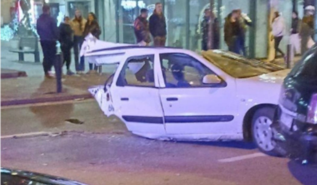 Stravična nesreća: Automobil prepolovljen, dio uletio u izlog FOTO/VIDEO