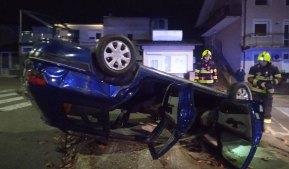 Vatrogasci u akciji: Nakon prevrtanja auta u Banjaluci vozača odvezla Hitna pomoć