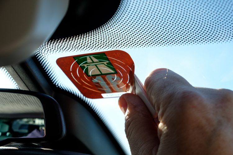 Ima više načina: Evo kako najlakše skinuti vinjetu sa šoferšajbne