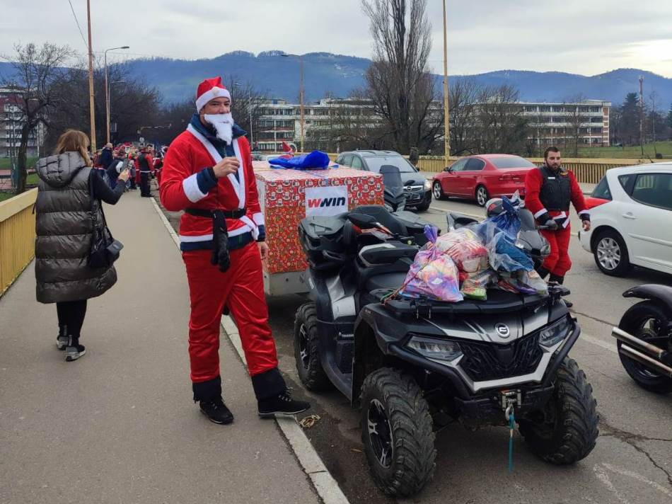 Defile u Banjaluci: Neobični Djeda Mrazovi obradovali mališane paketićima FOTO