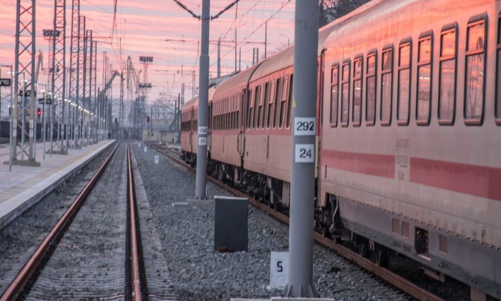 Otet voz sa 450 putnika: Napadači ranili mašinovođu, a putnike uzeli kao taoce