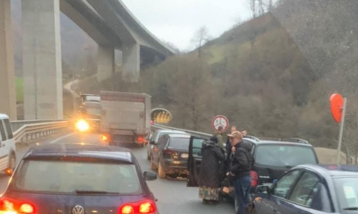 Sudar četiri vozila na ulazu u tunel: U nezgodi povrijeđene dvije osobe