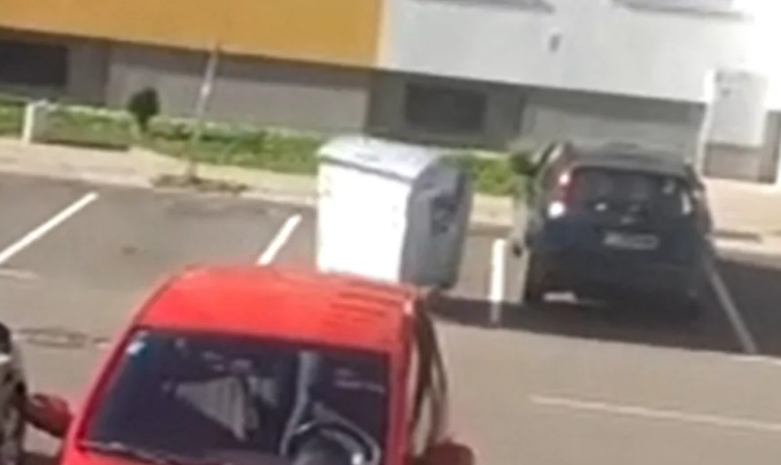 Neobična situacija u banjalučkom naselju: Kontejner udario u automobil VIDEO