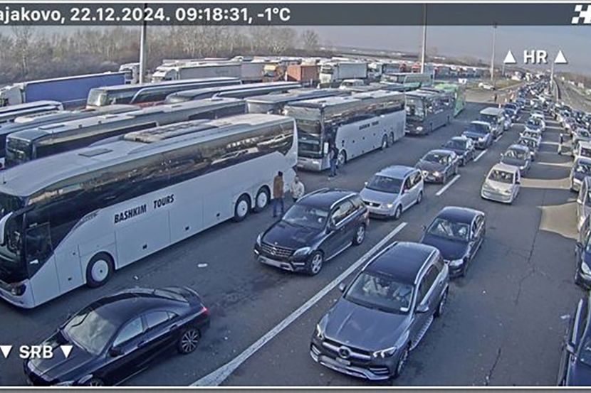 Ogromne gužve na granici: Na Bajakovu prema Srbiji kolona vozila 18 kilometara