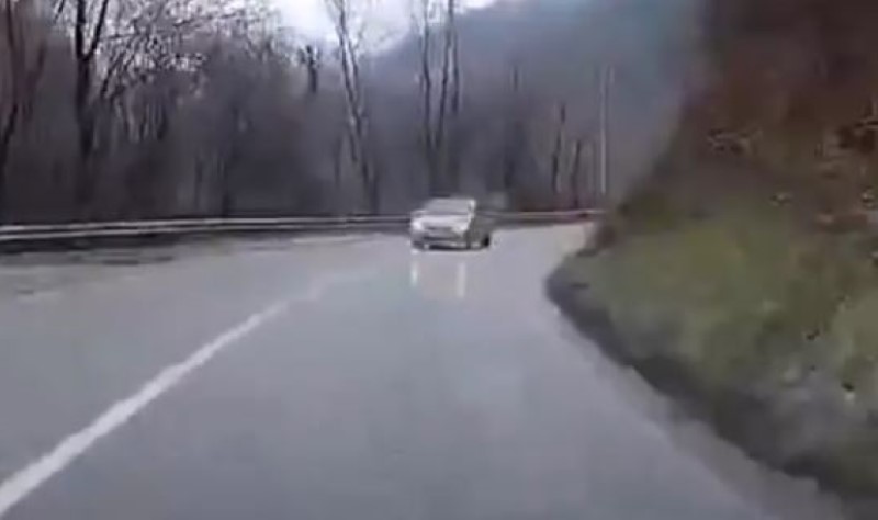 Umalo tragedija u Banjaluci: “Sjekao” krivinu i izletio pred automobil porodice VIDEO