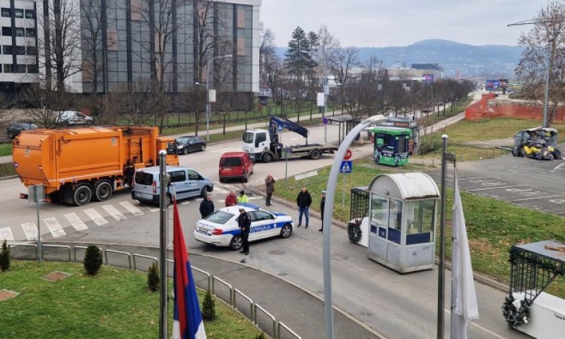 Haos u Banjaluci se nastavlja! Zbog blokade javnog parkinga “Čistoća” ne može pokupiti otpad