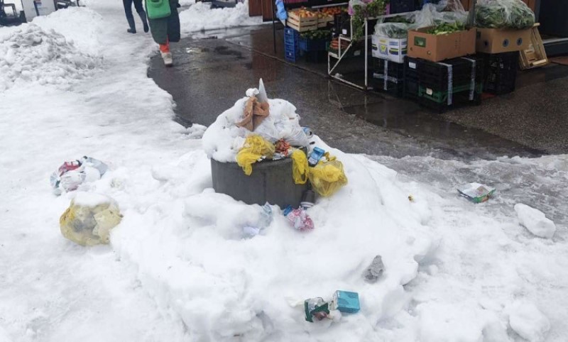 Kakvu to sliku Banjaluka šalje: Zakazale zimske službe, a kante pretrpane smećem