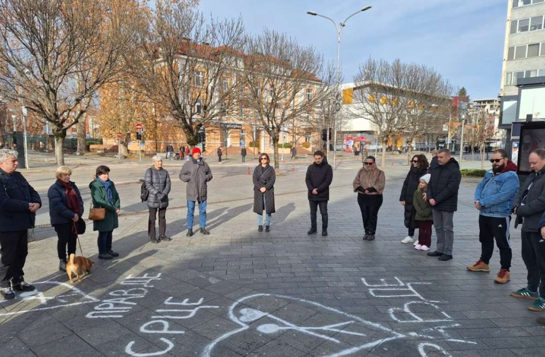 15 minuta ćutali za 15 smrtno stradalih: Banjalučani ponovo odali pomen stradalima u Novom Sadu