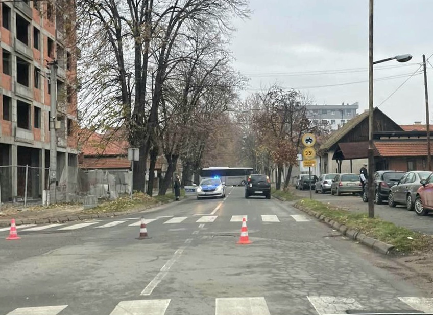 Nesreća u Bijeljini: Vozilo udarilo pješaka, blokirana ulica