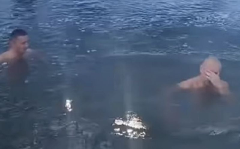 Ko se boji zime još… Mladi Teslićani se okupali u ledenoj Ukrini VIDEO/FOTO