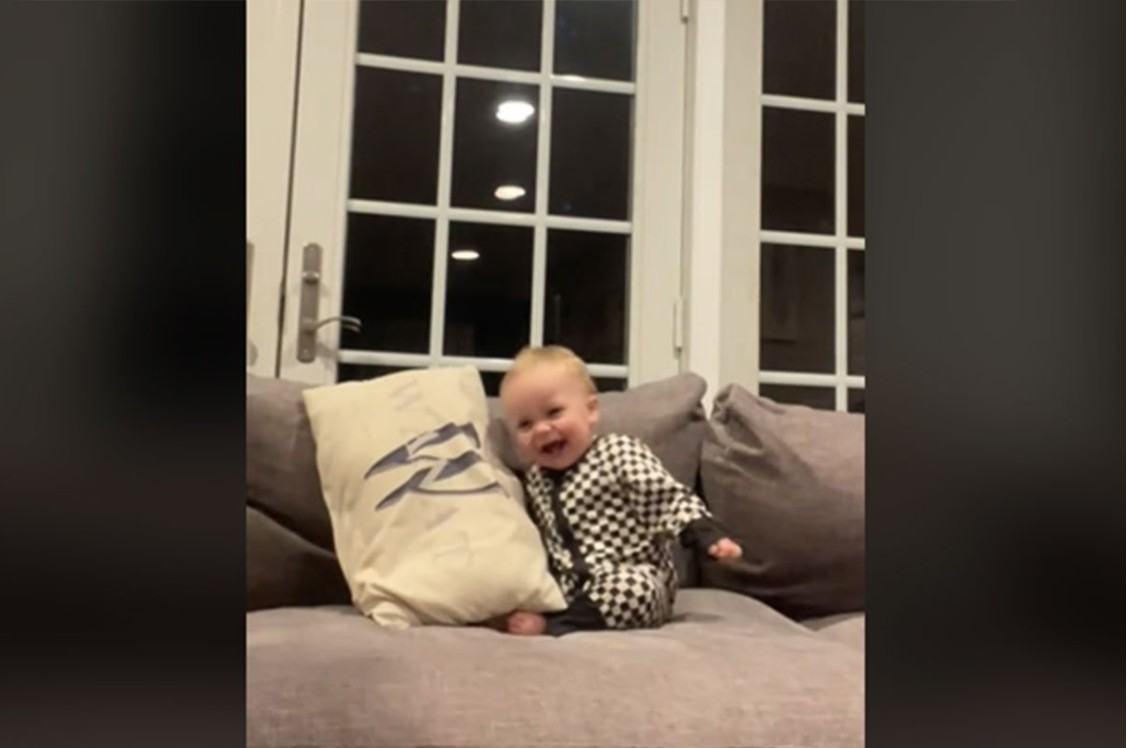 Urnebesan video: Zarazan smijeh ovog d‌ječaka oduševio milione VIDEO
